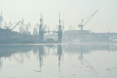 Bahar tatili Neva nehrinde