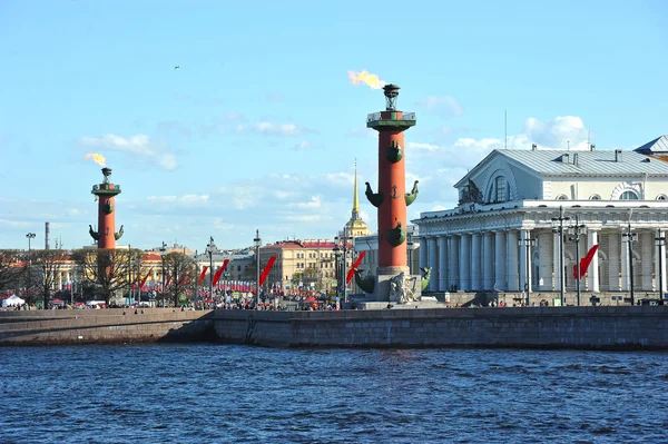 Festive look on the arrow of Vasilevsky island and the snow-capp — Stock Photo, Image