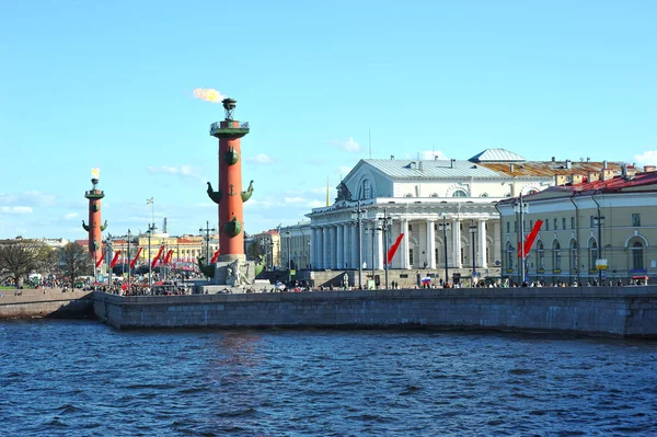 Vista della freccia dell'isola Vasilevskij e Rostral innevato — Foto Stock