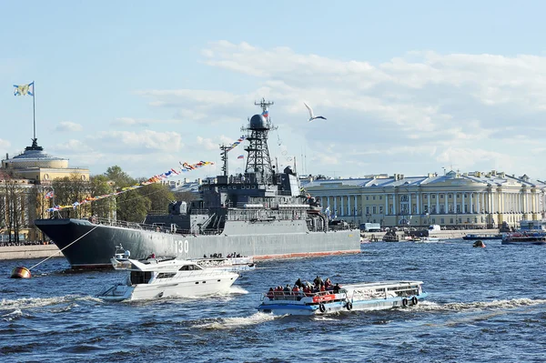 Saint-petersburg, russland: - 9. mai 2015: die parade der kriegsschiffe — Stockfoto