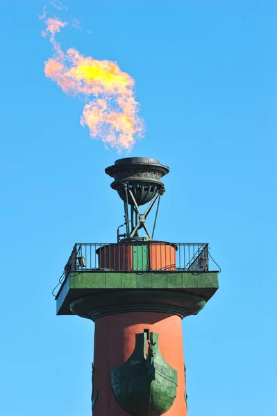 The fire of the Rostral columns in St. Petersburg, Russia — Stock Photo, Image