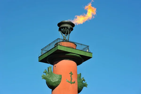 Il fuoco delle colonne Rostral a San Pietroburgo, Russia — Foto Stock