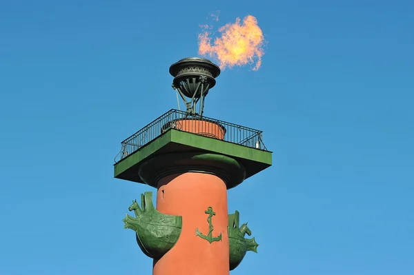 Il fuoco delle colonne Rostral a San Pietroburgo, Russia — Foto Stock