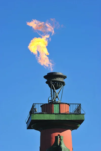 Il fuoco delle colonne Rostral a San Pietroburgo, Russia — Foto Stock