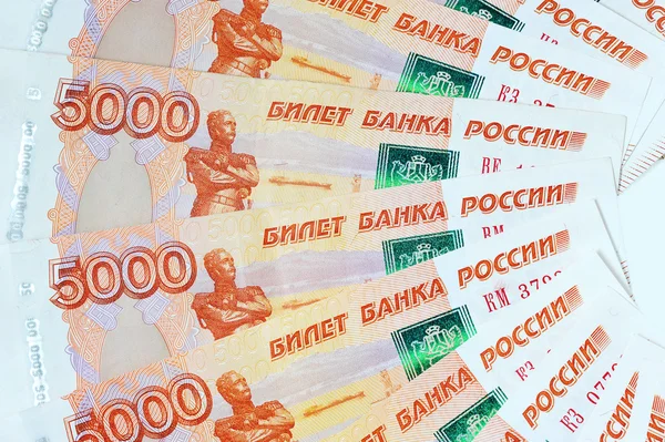 Rozpraszanie pięć banknotów tysięczny Rosji — Zdjęcie stockowe