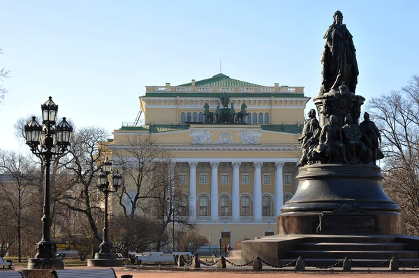 对凯瑟琳二世和 Alexandrinsky 剧院纪念碑 — 图库照片