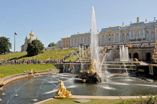 Cascade de fontaines à Peterhof — Photo