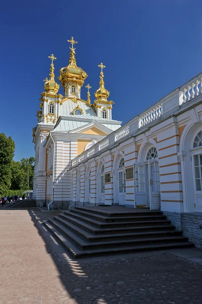 Kirche mit dem prachtvollen Peterhof-Palast — Stockfoto