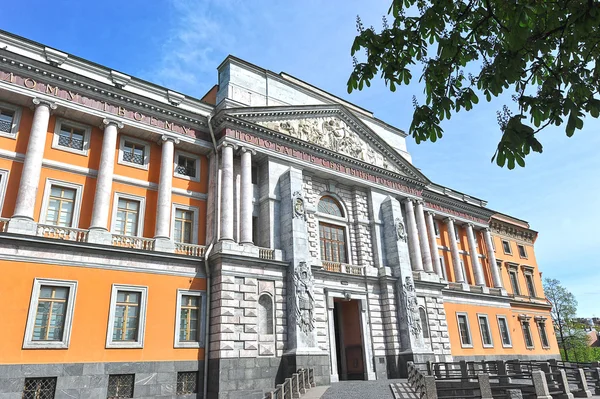 Mikhailovsky castle in St. Petersburg — Stock Photo, Image