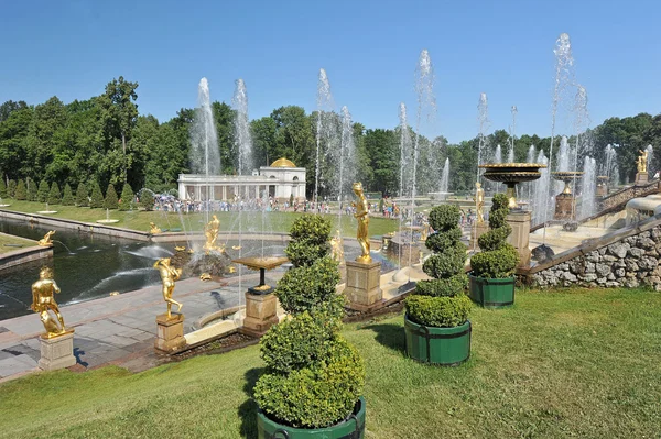 Sea channel and the cascade of fountains in Peterho — Stock Photo, Image
