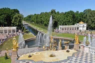 Peterhof pınarlarına çağlayan