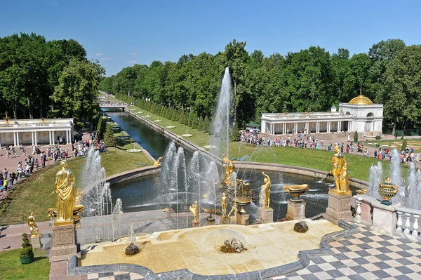 Cascada de fuentes en Peterhof — Foto de Stock