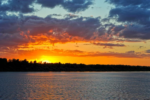 Solnedgång över sommaren river — Stockfoto