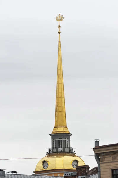 Ship on spire of Admiralty in St. Petersburg — Stok fotoğraf