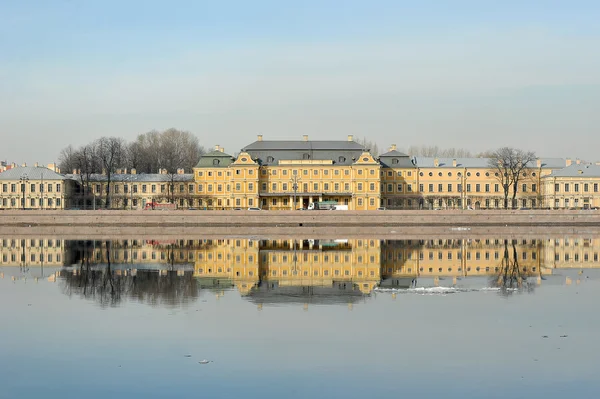 Neva und menshikov palais in st. petersburg — Stockfoto