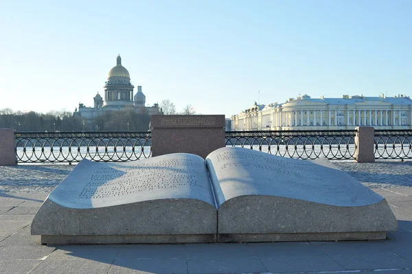 St. petersburg, universitetskaya töltés — Stock Fotó