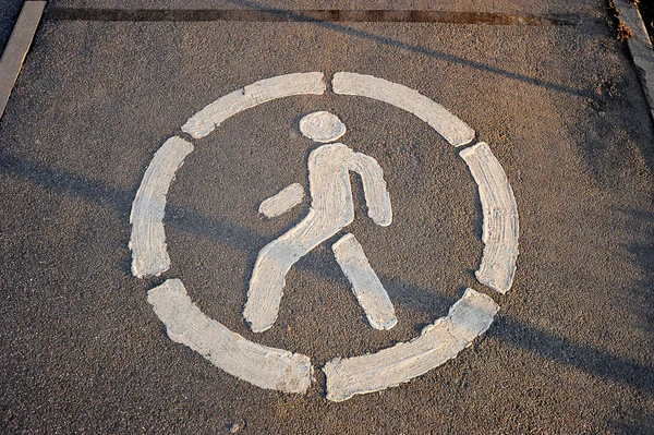 Дорожный знак пешеходной дорожки — стоковое фото