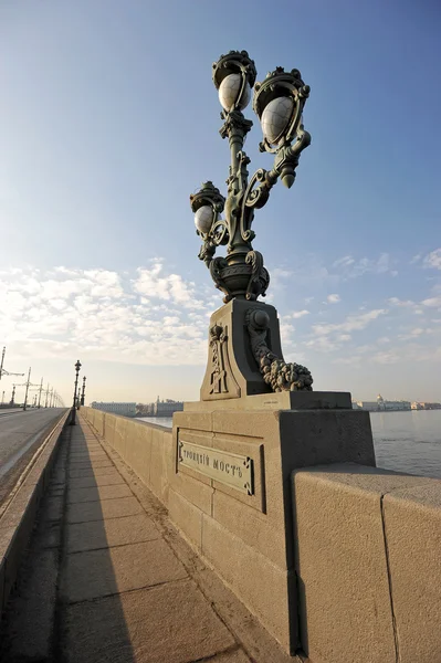 Luces en el puente Troitsky sobre Neva —  Fotos de Stock