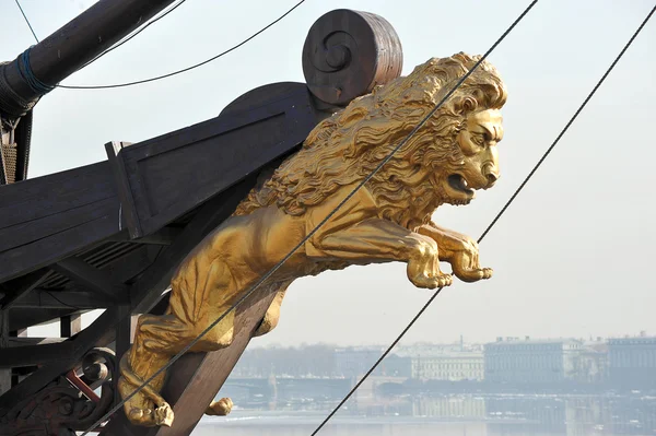 Golden figure of lion on ship — 图库照片