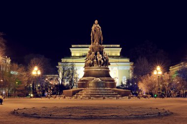 Alexandrinsky Tiyatrosu ve Cath Anıtı gece görünümü