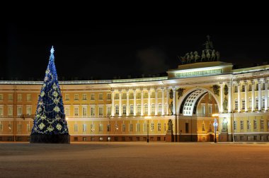 Palace Meydanı, St. Petersburg Noel ağacının gece görünümü,