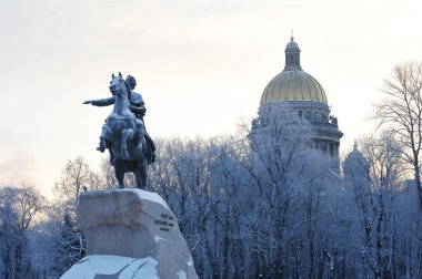 mor kış bronz Süvari anıt ve St. Isaac's Cathedral