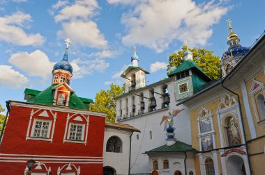 Pechory şehirde Pskovo Pechersky Manastırı çan kulesi içinde,