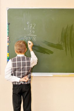 öğrenci bir örnek çözer ve tebeşir blackboa, yazar