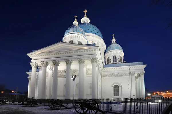 Éjszakai kilátás a Troitszky katedrális St. Petersburg, Oroszország — Stock Fotó