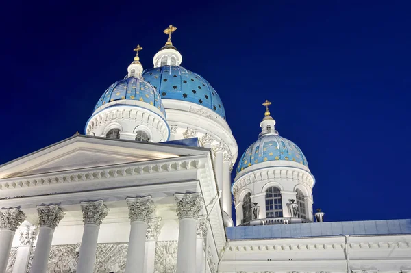 Night view of the Troitsky Cathedral in St. Petersburg, Russia — Stock Photo, Image