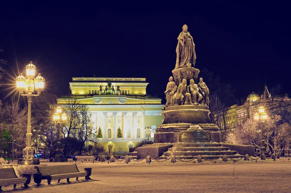 Visão noturna do teatro Alexandrinsky e do monumento a Cath — Fotografia de Stock