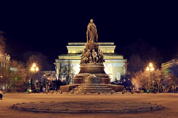 Vista nocturna del teatro Alexandrinsky y el monumento a Cath — Foto de Stock