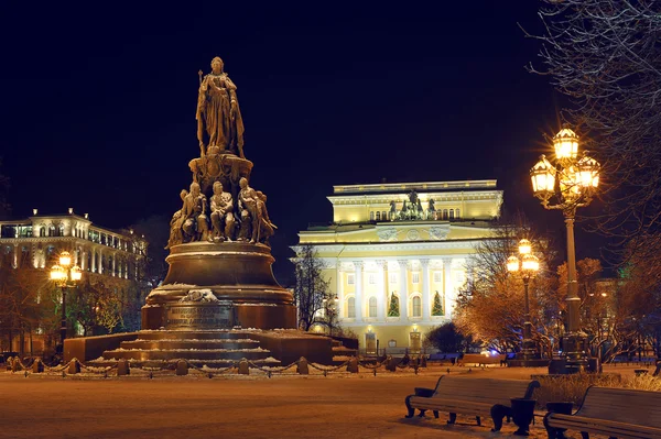 Vue de nuit sur le théâtre Alexandrinsky et le monument à Cath — Photo