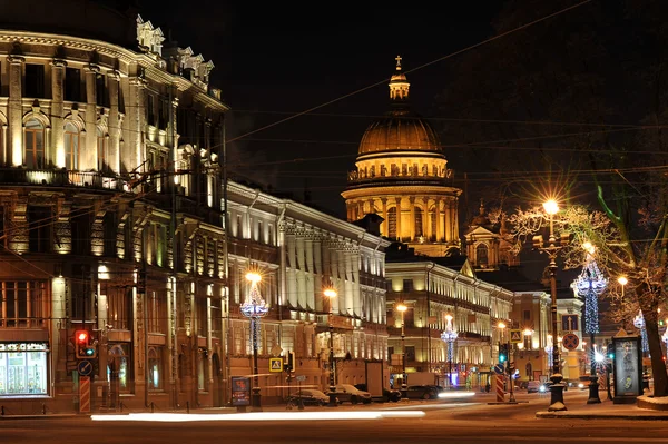 St. Petersburg, Oroszország, 2016. január 7. - éjszakai kilátás St. Isaa — Stock Fotó