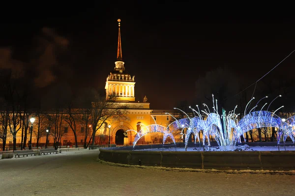 Night view of the Admiralty building in St. Petersburg, Russia — Stock Photo, Image