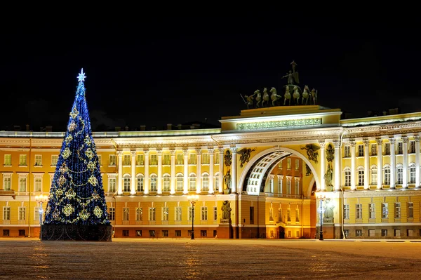 Nachtansicht des Weihnachtsbaums auf dem Schlossplatz in St. Peter, — Stockfoto