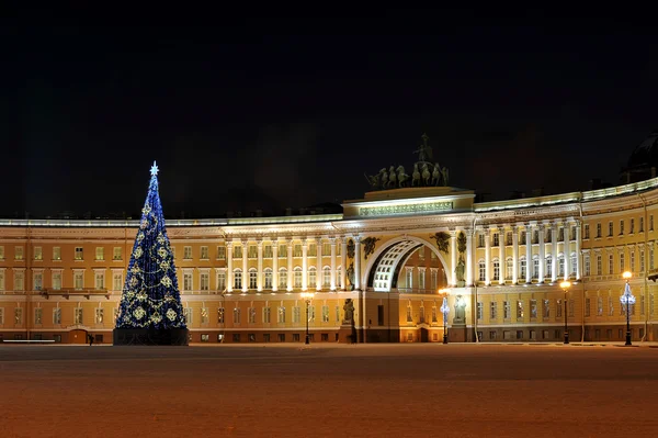 Vista nocturna del árbol de Navidad en la plaza del Palacio en San Petersburgo , —  Fotos de Stock