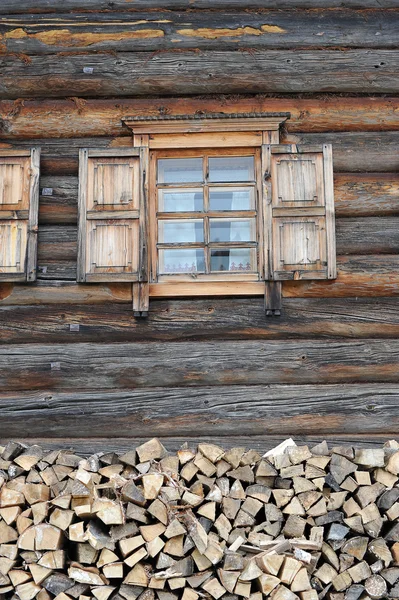 Ventana de madera en casa de madera — Foto de Stock