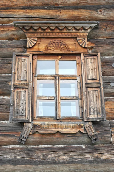 Fenêtre en bois dans maison en bois — Photo