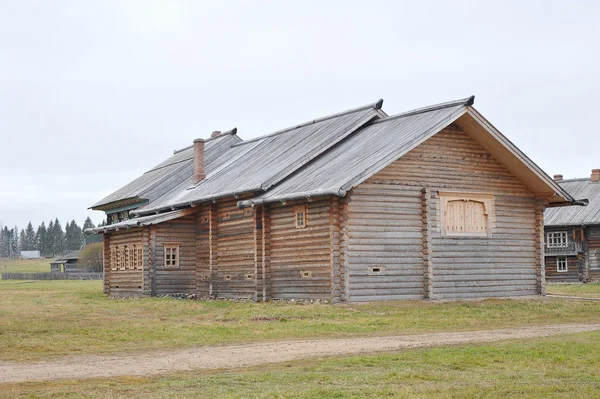 Antigua casa de madera en pueblo ruso pueblo de Semyonkovo, Volog — Foto de Stock