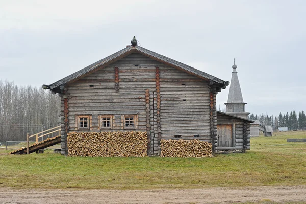 Antigua casa de madera en pueblo ruso pueblo de Semyonkovo, Volog — Foto de Stock