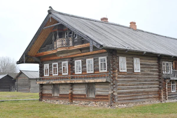 Antigua casa de madera en pueblo ruso pueblo de Semyonkovo, Volog — Foto de Stock