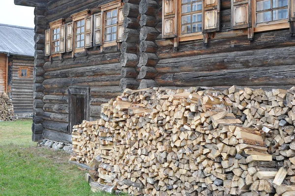 Antigua casa de madera en pueblo ruso pueblo de Semyonkovo, Volog —  Fotos de Stock