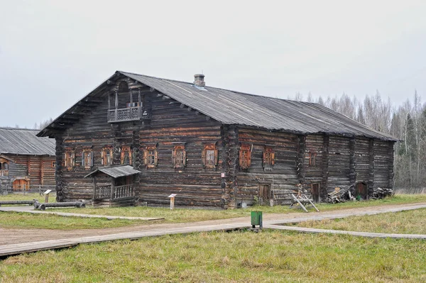 Casa de madeira velha na aldeia russa aldeia de Semyonkovo, Volog — Fotografia de Stock