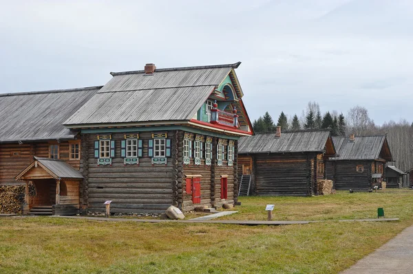 Vecchia casa in legno nel villaggio russo di Semyonkovo, Volog — Foto Stock