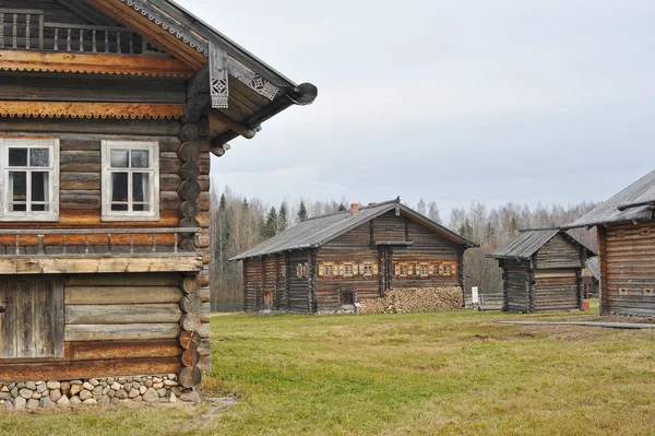 Casa de madeira velha na aldeia russa aldeia de Semyonkovo, Volog — Fotografia de Stock