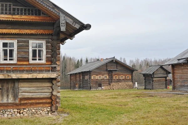 Antigua casa de madera en pueblo ruso pueblo de Semyonkovo, Volog —  Fotos de Stock