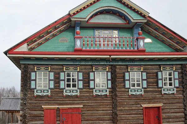 Antigua casa de madera en pueblo ruso pueblo de Semyonkovo, Volog —  Fotos de Stock