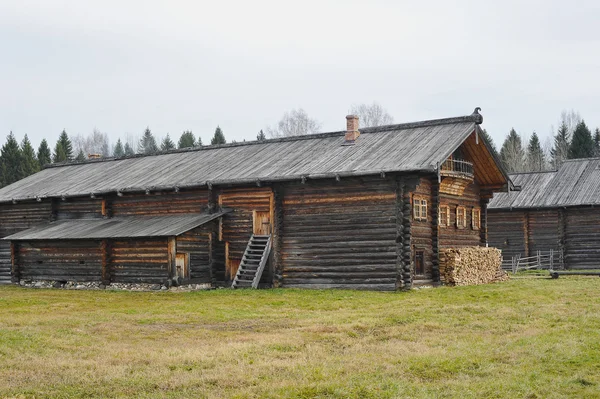 Antigua casa de madera en pueblo ruso pueblo de Semyonkovo, Volog — Foto de Stock