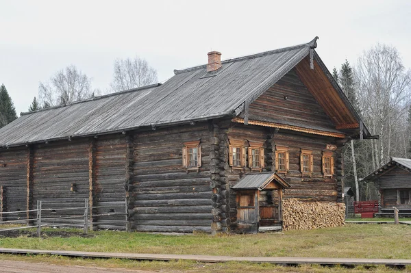 Antigua casa de madera en el pueblo ruso de Semyonkovo, Vologda, Russ —  Fotos de Stock